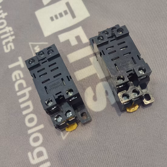 Toma Relé 250 VAC 10 a Omron PF083A